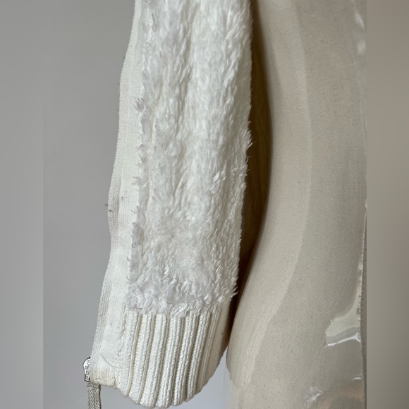 TOMMY HILFIGER Youth Sweater Vest in white. Size Large (12-14) - Picture 5 of 6
